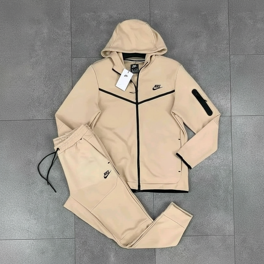 Survêtement Nike Tech Fleece Beige sur mannequin