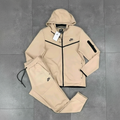 Survêtement Nike Tech Fleece Beige sur mannequin
