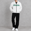 Jeune homme portant la veste blanche et le pantalon noir