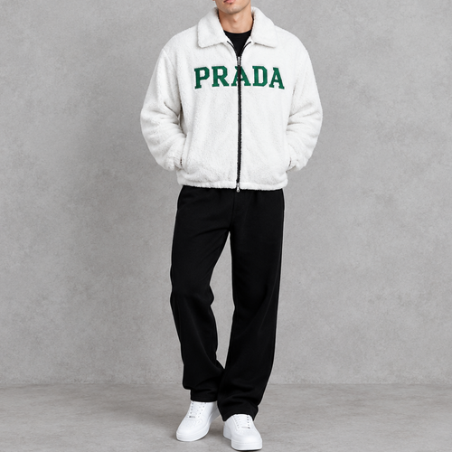 Jeune homme portant la veste blanche et le pantalon noir