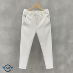 Pantalon blanc fond gris