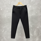 Pantalon noir fond gris