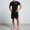 Tenue finale avec claquettes roses sans chaussettes