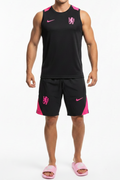 Tenue sport avec claquettes roses sur mannequin homme