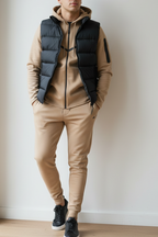 Tracksuit beige — mur blanc épuré