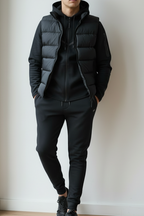 Tracksuit noir — mur blanc épuré